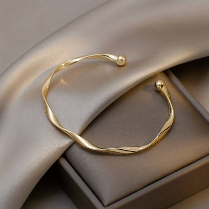 Eleganter Armreif im minimalistischen Nischen-Design - Mobius Armband