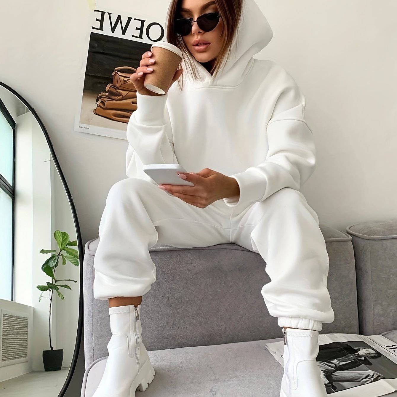 Stylisches Damen-Zweiteiler - Kapuzenpullover und Jogger-Hosen.