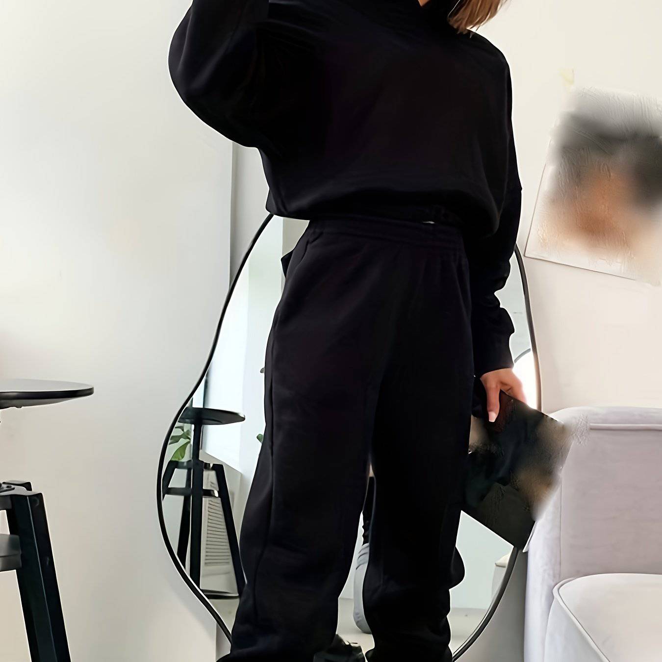 Stylisches Damen-Zweiteiler - Kapuzenpullover und Jogger-Hosen.