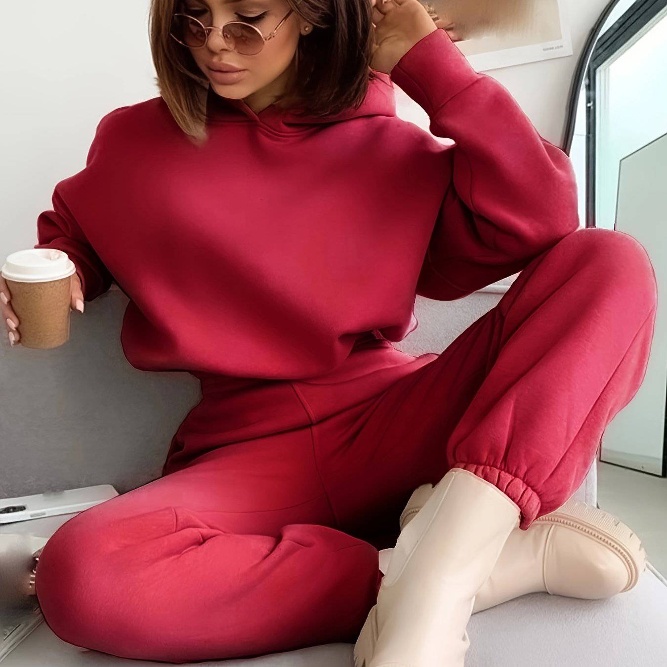 Stylisches Damen-Zweiteiler - Kapuzenpullover und Jogger-Hosen.