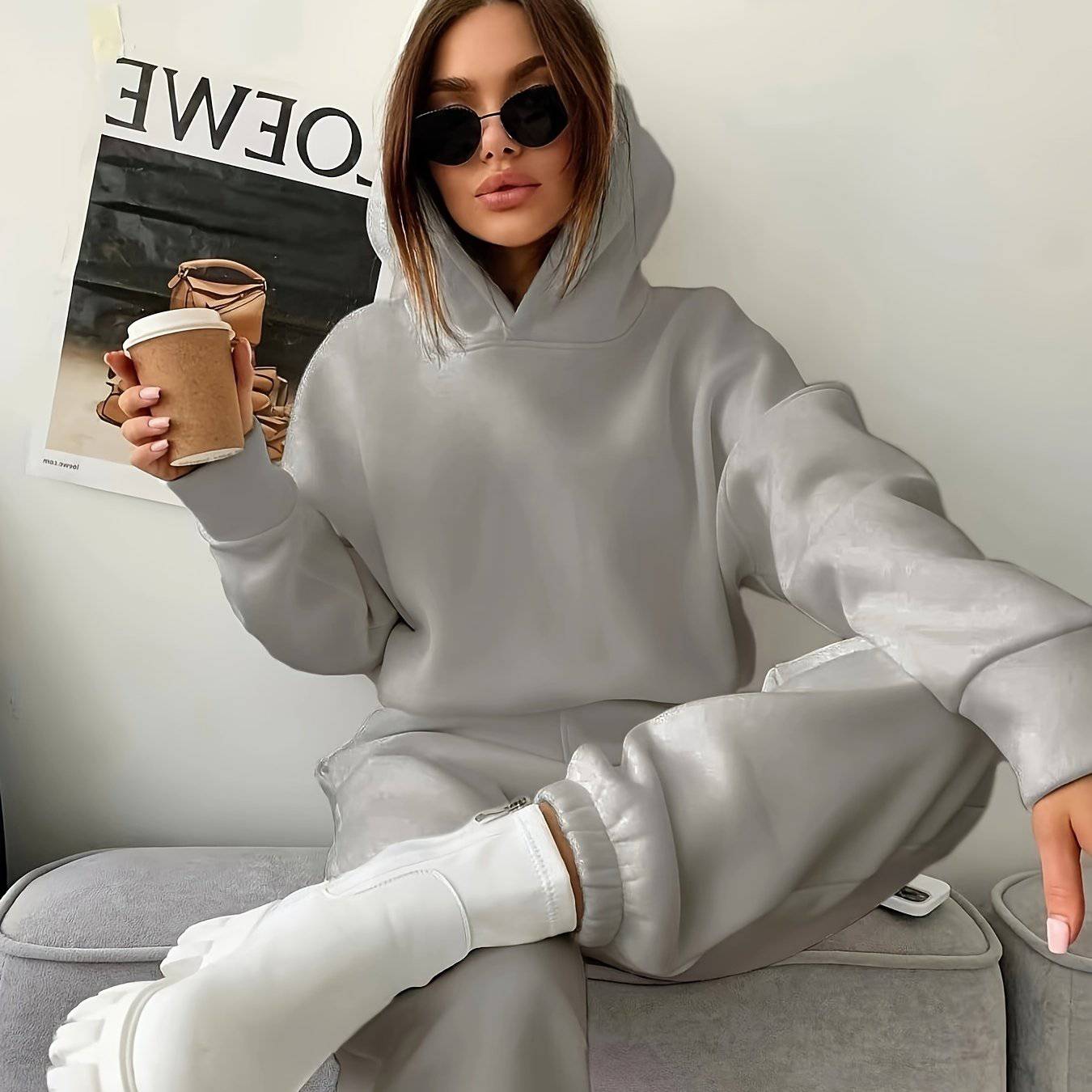 Stylisches Damen-Zweiteiler - Kapuzenpullover und Jogger-Hosen.