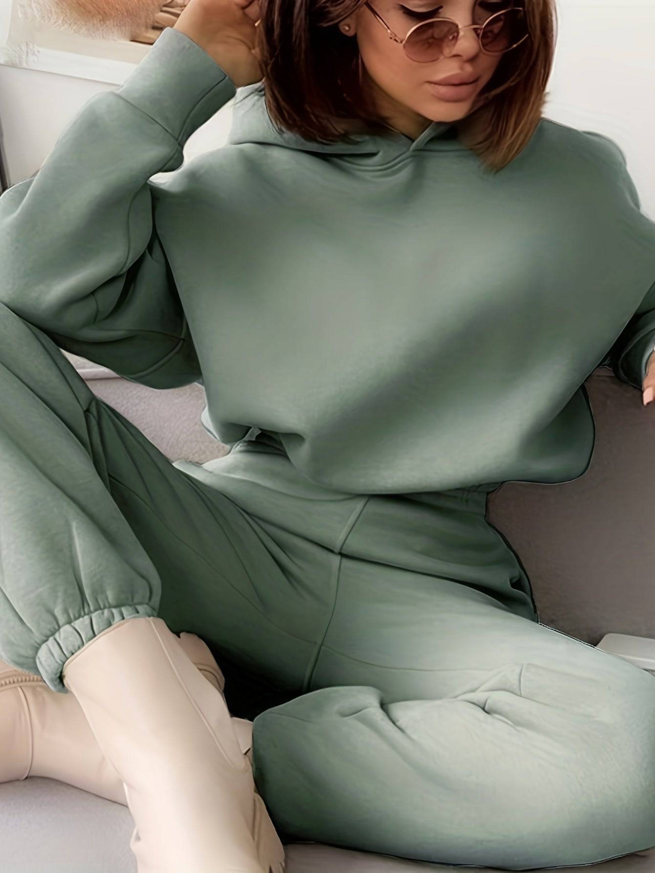 Stylisches Damen-Zweiteiler - Kapuzenpullover und Jogger-Hosen.