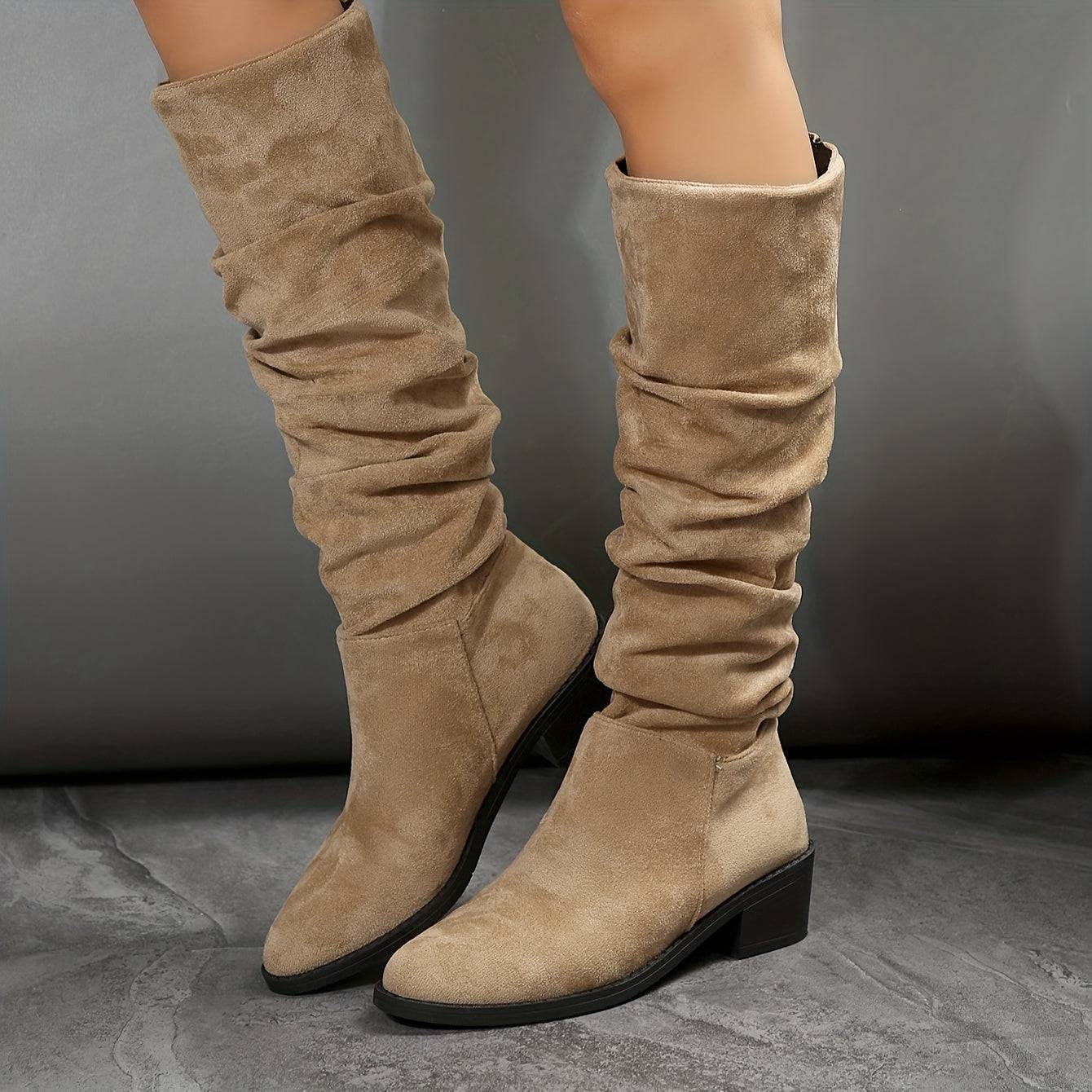 Elegante Wildleder Damenstiefel mit klobigem Absatz.