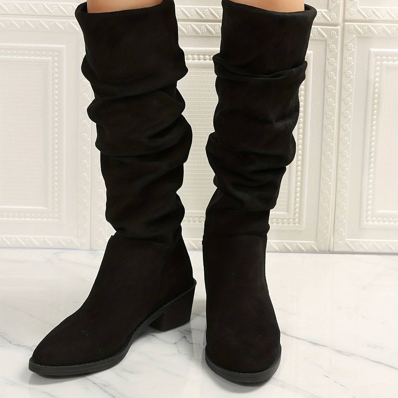 Elegante Wildleder Damenstiefel mit klobigem Absatz.