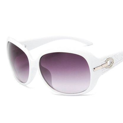 Aushölende Cat-Eye-Sonnenbrille mit stilvollem Design.