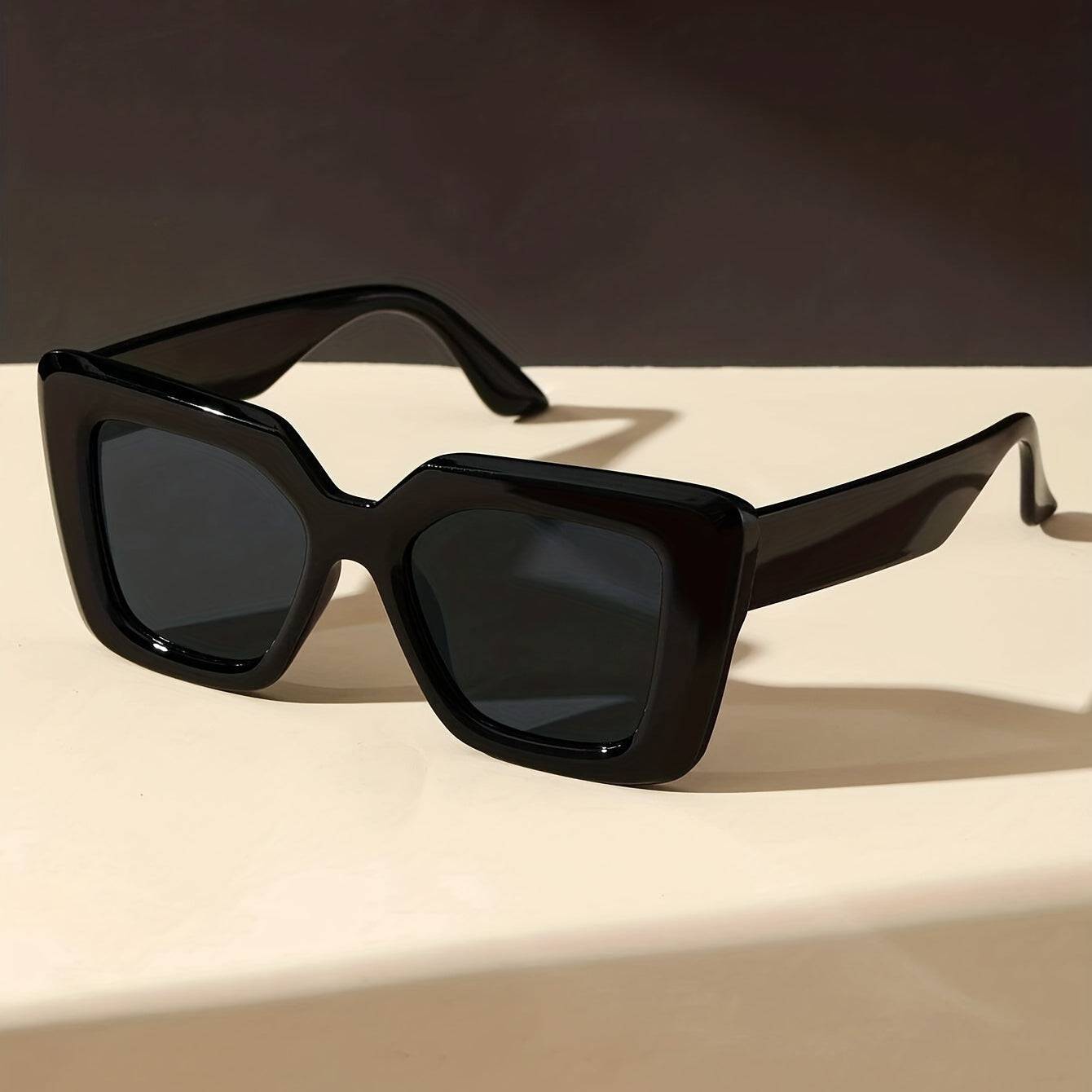 Sonnenbrille: Rechteckiger Rahmen, klassische Katzenaugen, lässig für Wanderungen und Angeln.