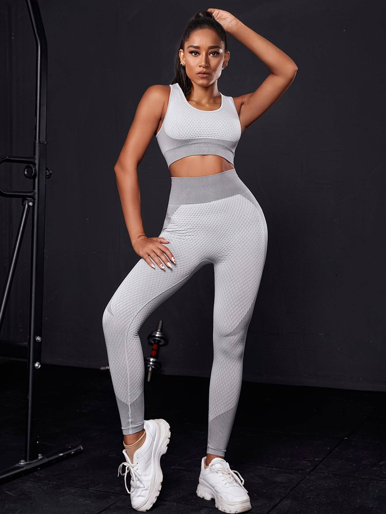 Farbblock Workout-Set mit Cross-Back Sport-BH und Hip-Lift Leggings