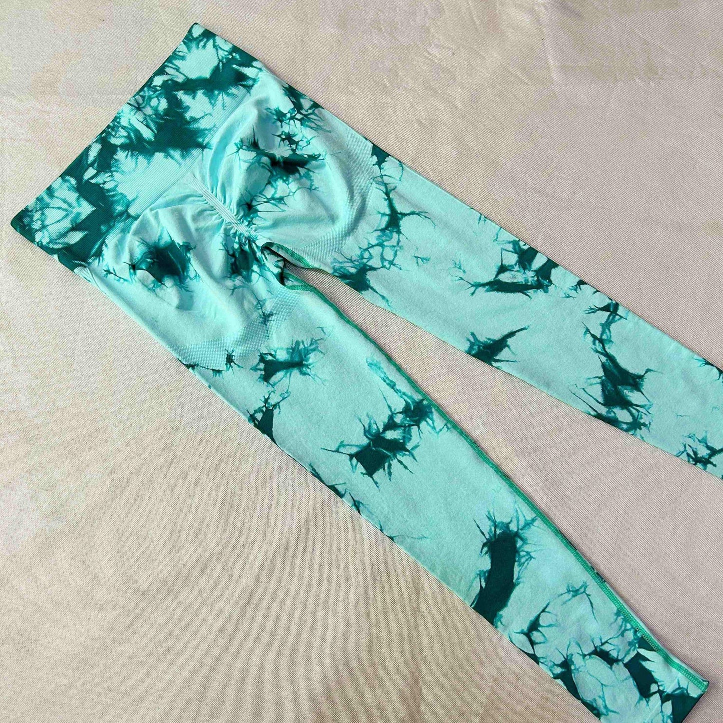 Po-liftende High Waist Leggings. Weich, atmungsaktiv und tie dye.