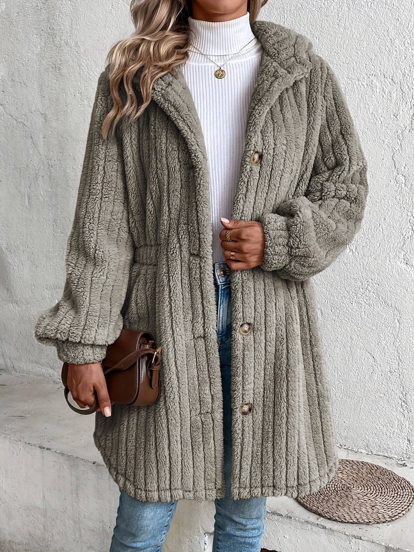 Teddy-Mantel mit Knopfleiste und Kapuze - Wärmende Winteroberbekleidung für Damen.