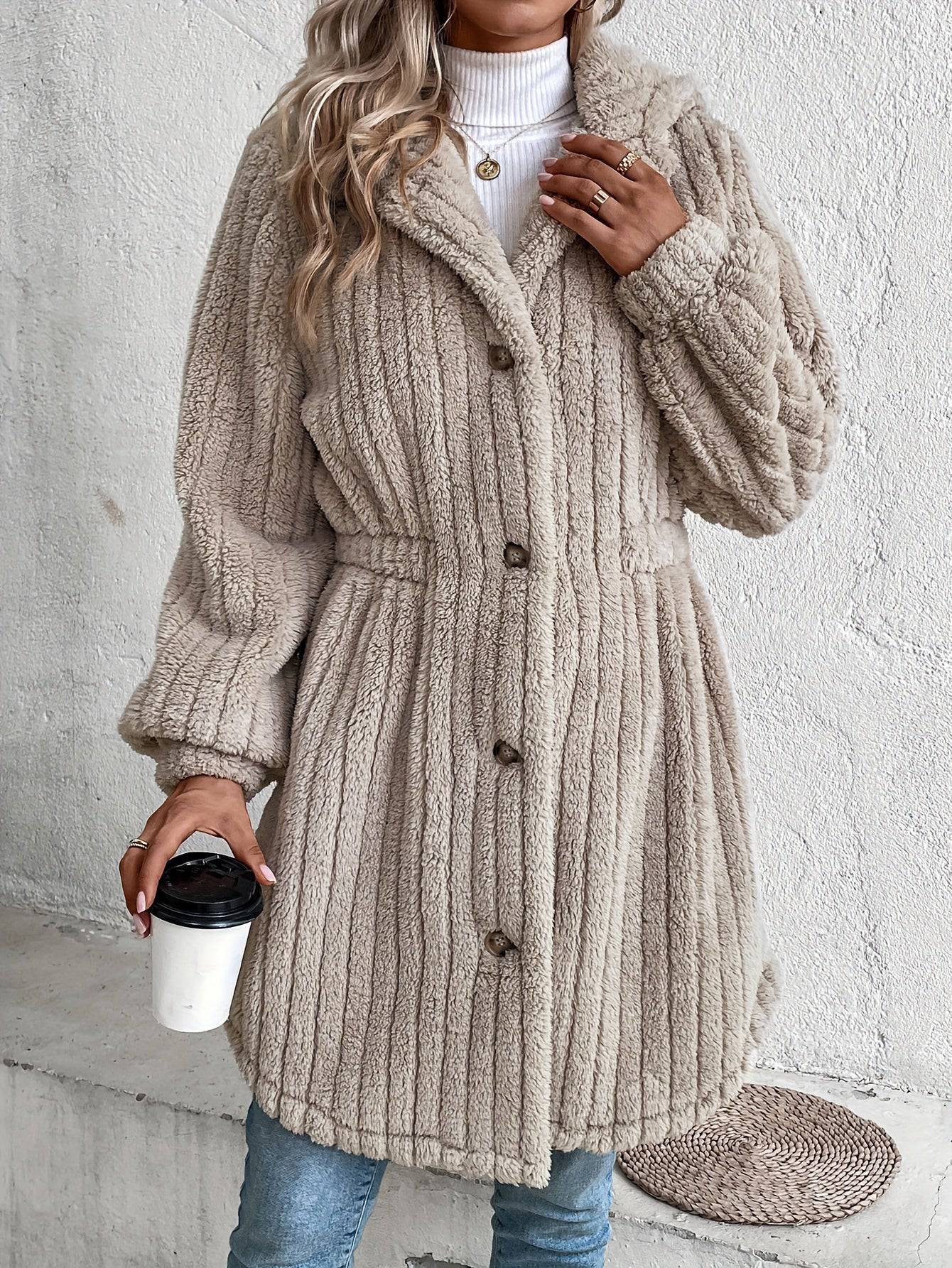 Teddy-Mantel mit Knopfleiste und Kapuze - Wärmende Winteroberbekleidung für Damen.