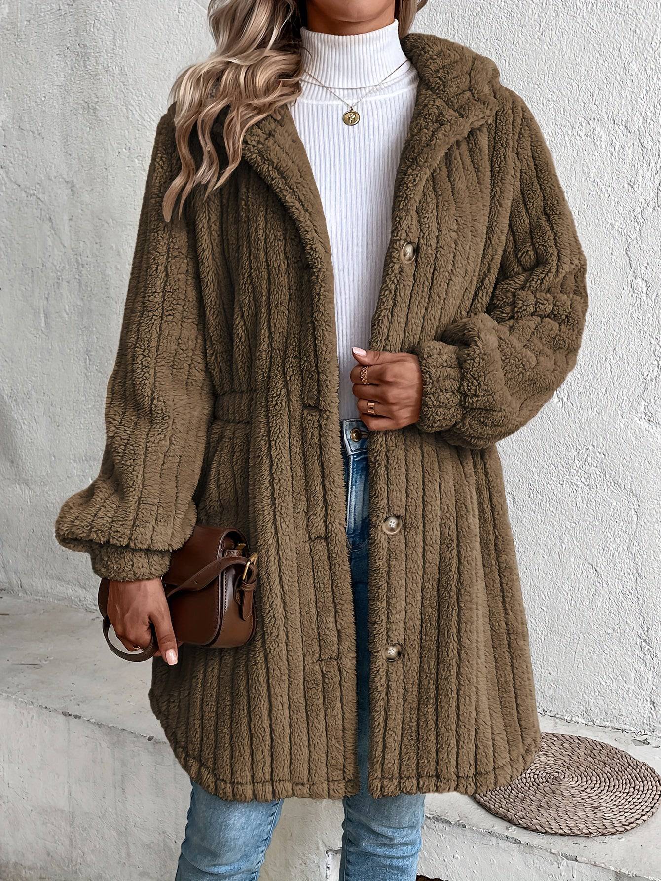 Teddy-Mantel mit Knopfleiste und Kapuze - Wärmende Winteroberbekleidung für Damen.