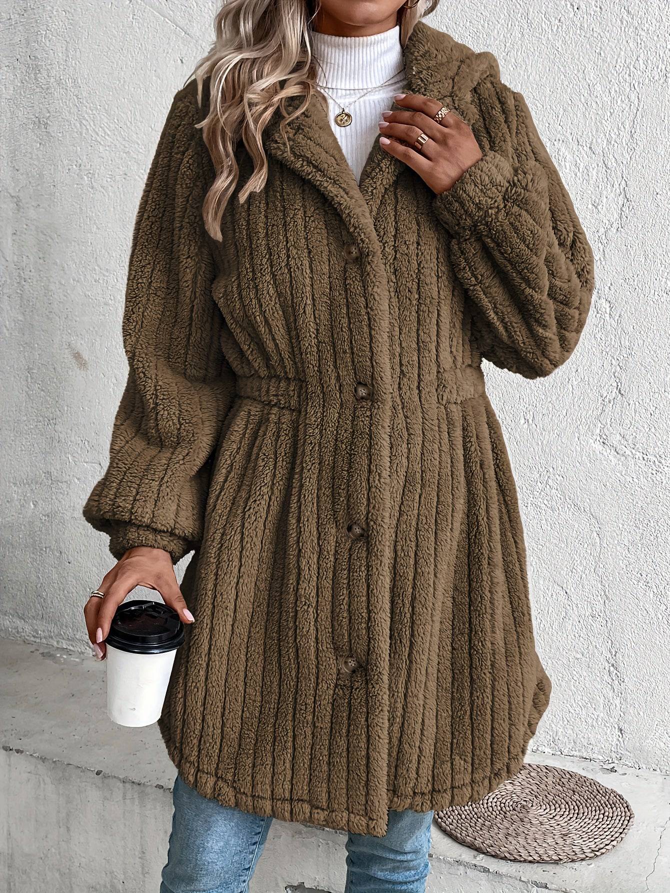 Teddy-Mantel mit Knopfleiste und Kapuze - Wärmende Winteroberbekleidung für Damen.