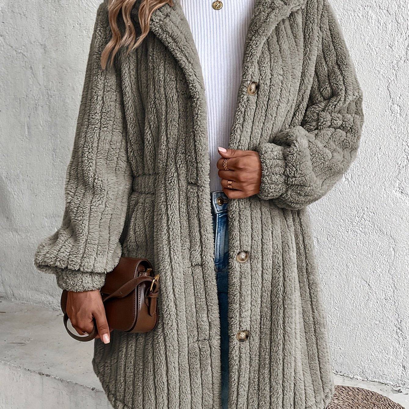 Teddy-Mantel mit Knopfleiste und Kapuze - Wärmende Winteroberbekleidung für Damen.