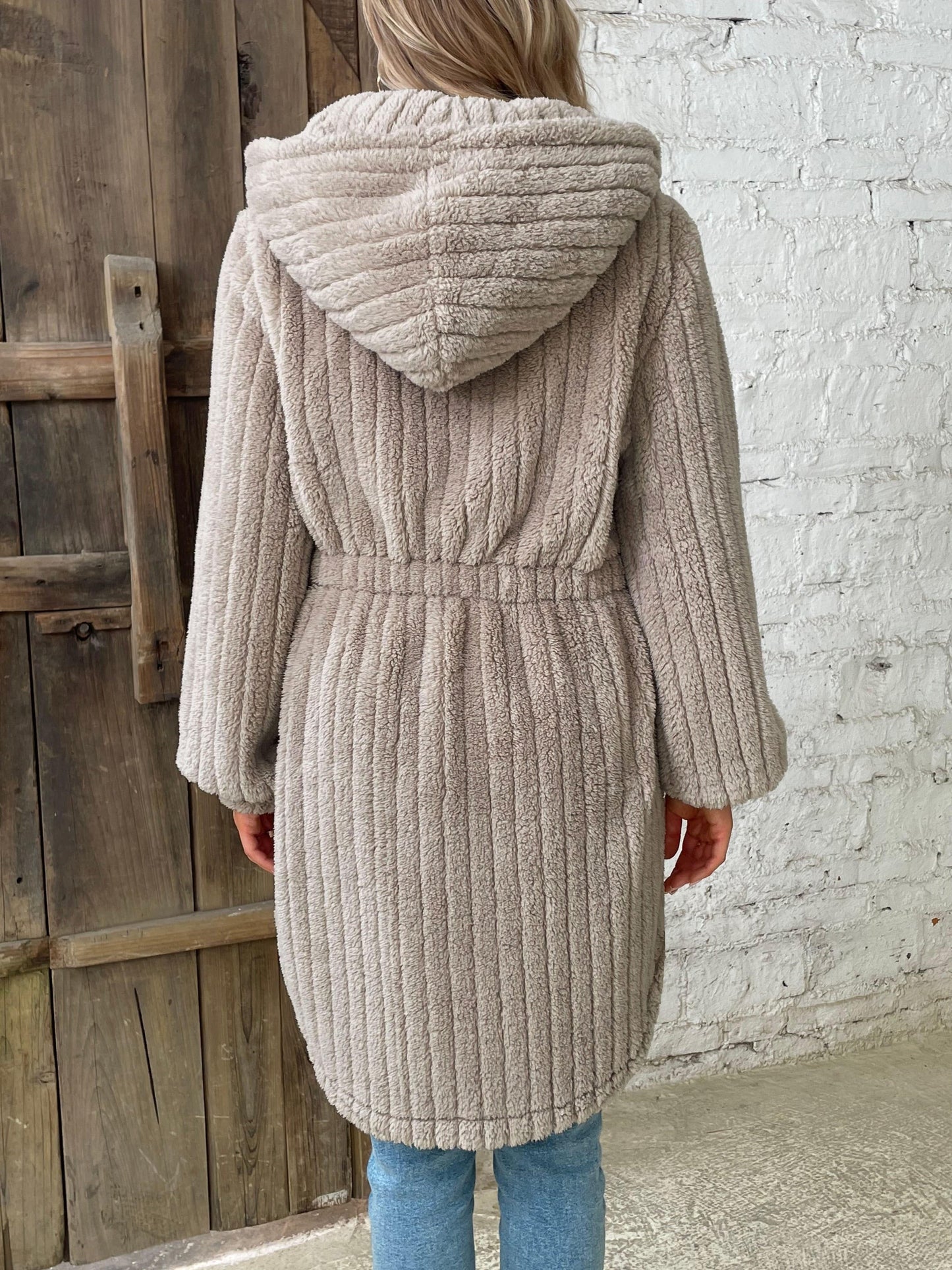 Teddy-Mantel mit Knopfleiste und Kapuze - Wärmende Winteroberbekleidung für Damen.
