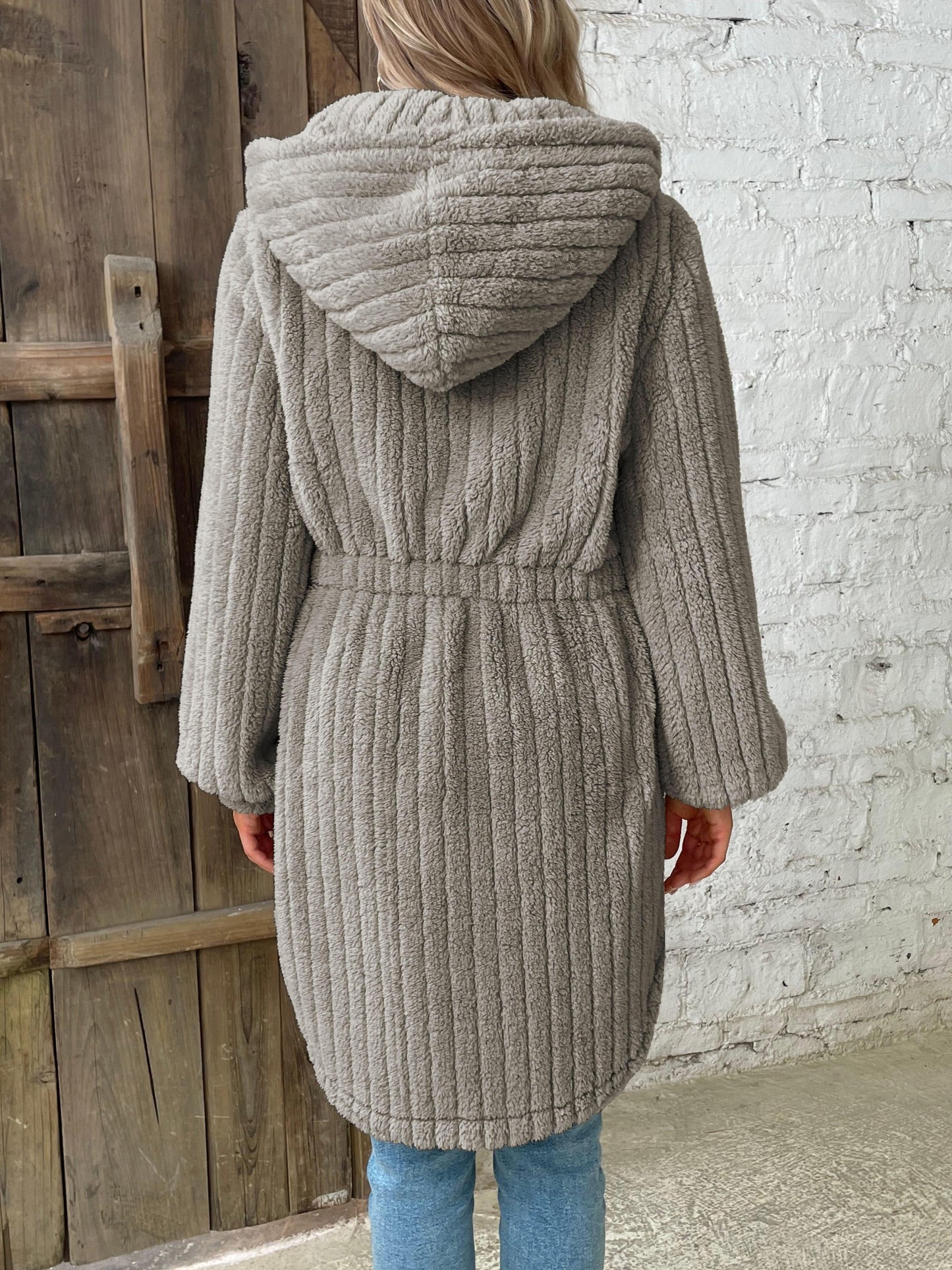 Teddy-Mantel mit Knopfleiste und Kapuze - Wärmende Winteroberbekleidung für Damen.