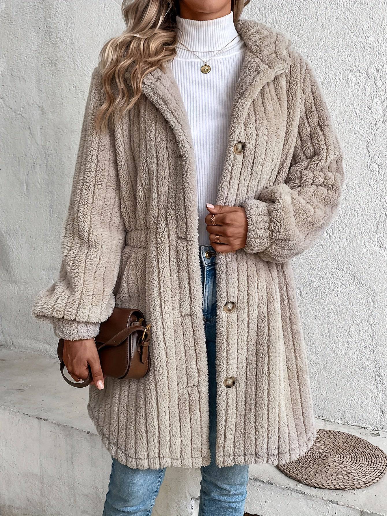 Teddy-Mantel mit Knopfleiste und Kapuze - Wärmende Winteroberbekleidung für Damen.