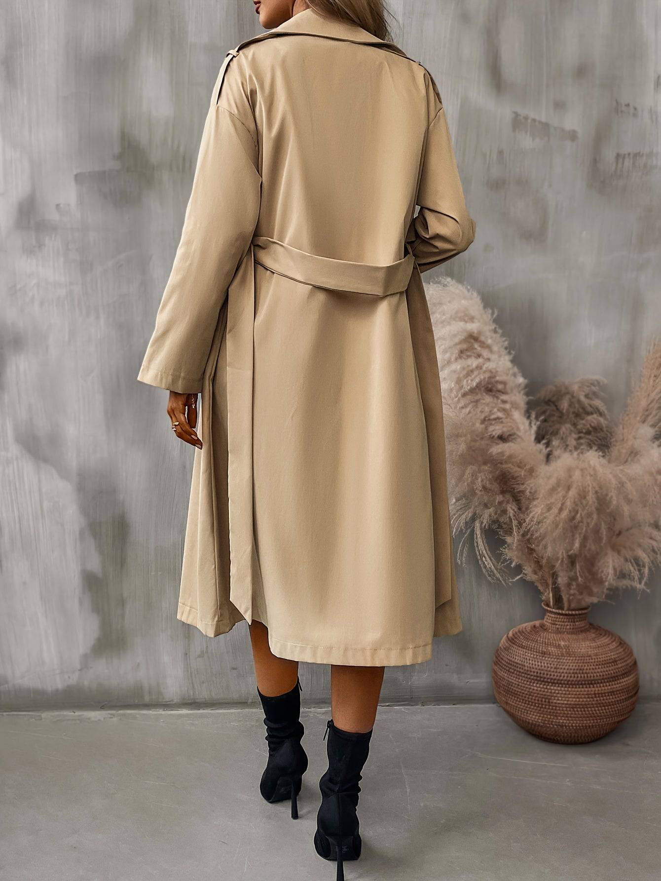 Klassischer Zweireihiger Trenchcoat - Vintage-Style mit Gürtel.