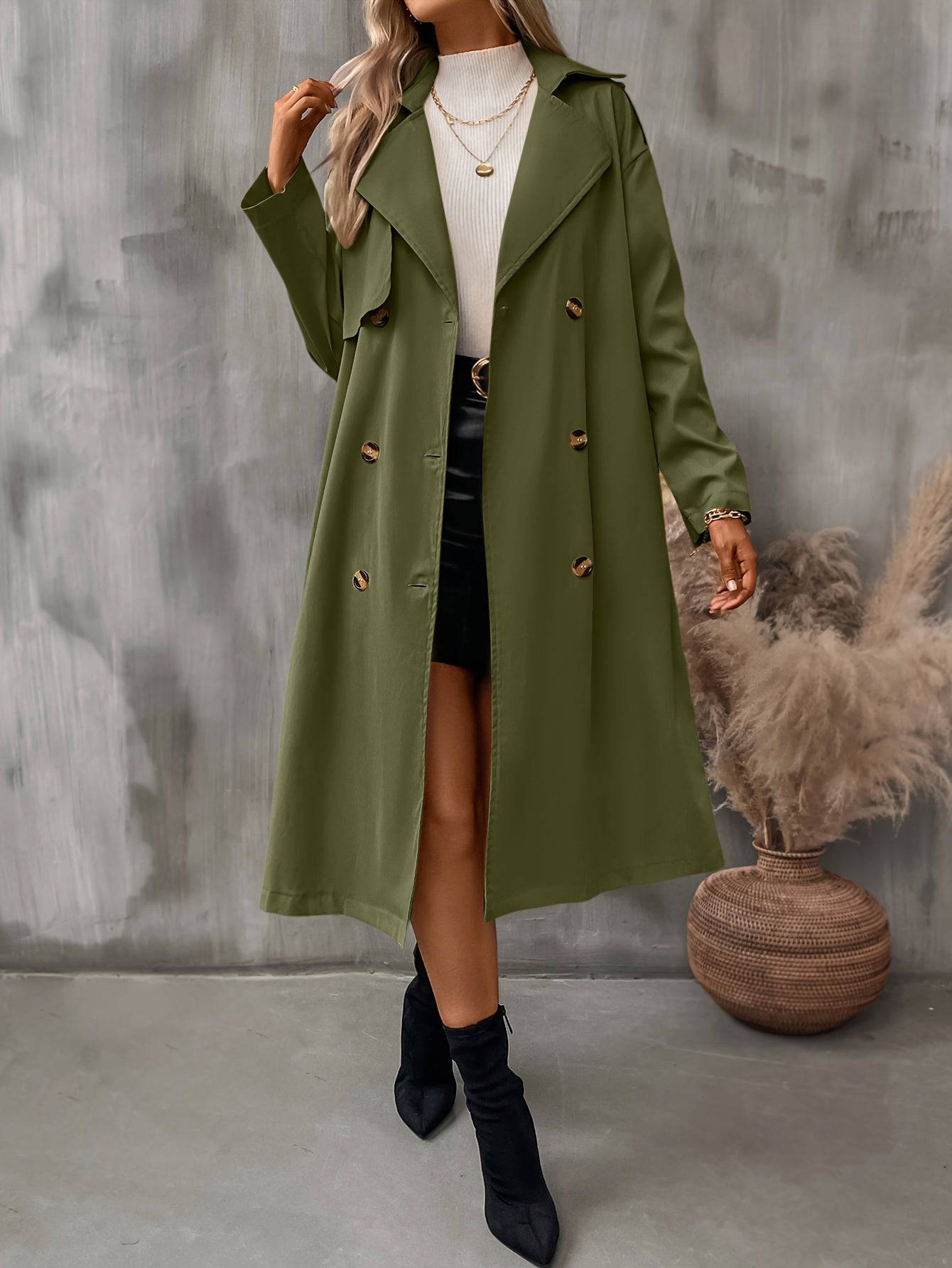 Klassischer Zweireihiger Trenchcoat - Vintage-Style mit Gürtel.