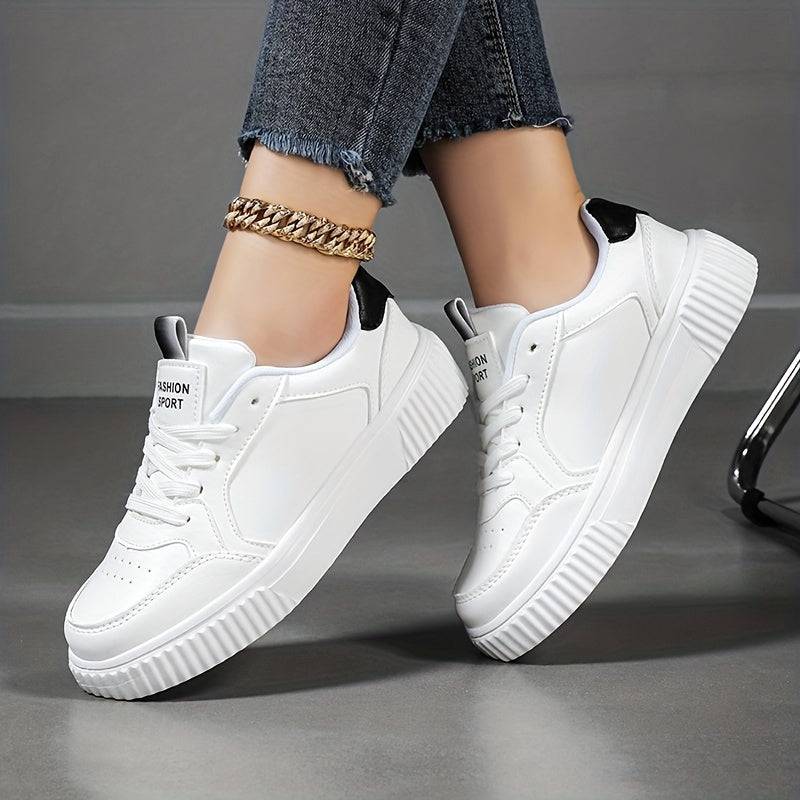 Bequeme, rutschfeste, weiße Damen-Sneaker für vielseitige Outdoor-Abenteuer.