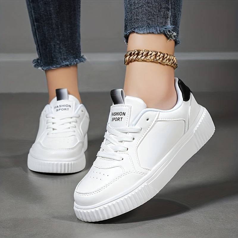 Bequeme, rutschfeste, weiße Damen-Sneaker für vielseitige Outdoor-Abenteuer.