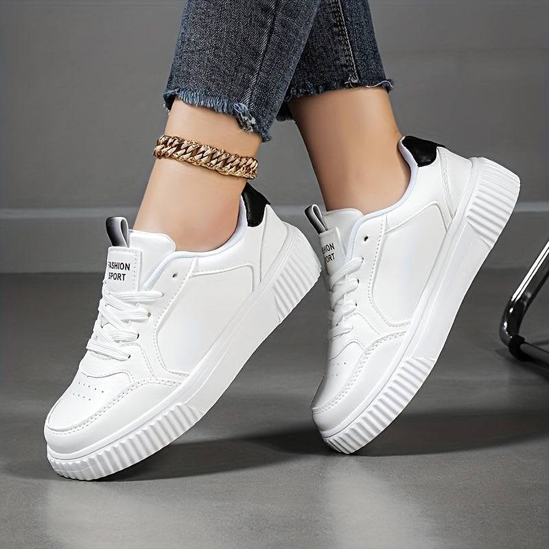 Bequeme, rutschfeste, weiße Damen-Sneaker für vielseitige Outdoor-Abenteuer.