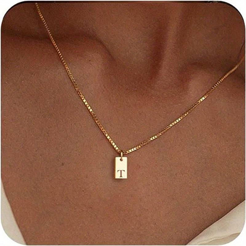 Personalisierte Edelstahl-Halskette mit gravierten Buchstaben A-Z für Frauen.