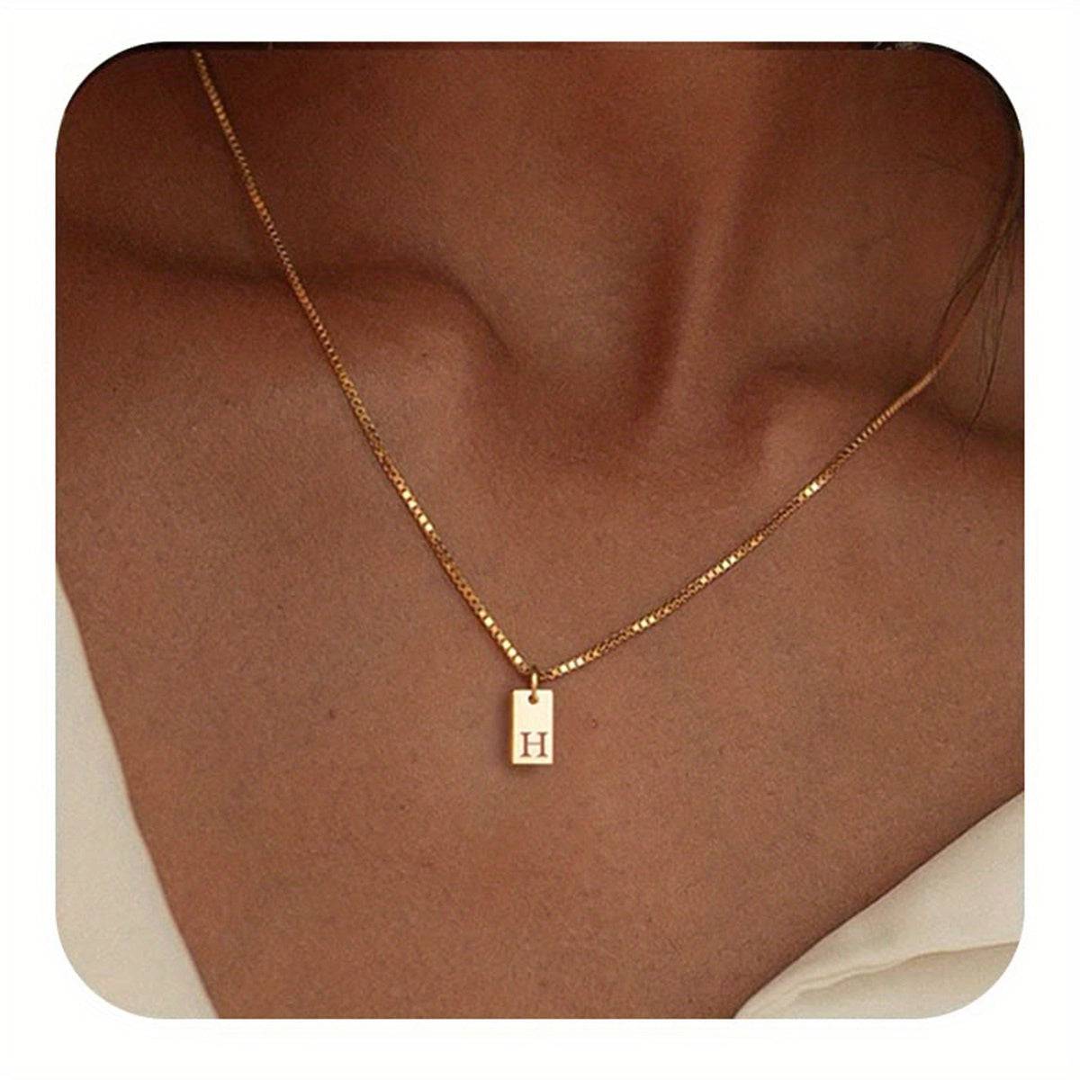Personalisierte Edelstahl-Halskette mit gravierten Buchstaben A-Z für Frauen.