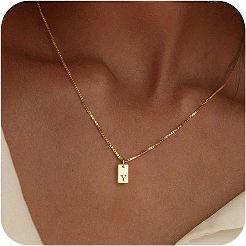 Personalisierte Edelstahl-Halskette mit gravierten Buchstaben A-Z für Frauen.
