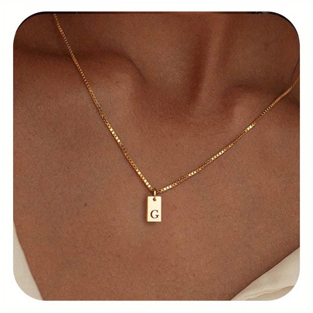 Personalisierte Edelstahl-Halskette mit gravierten Buchstaben A-Z für Frauen.