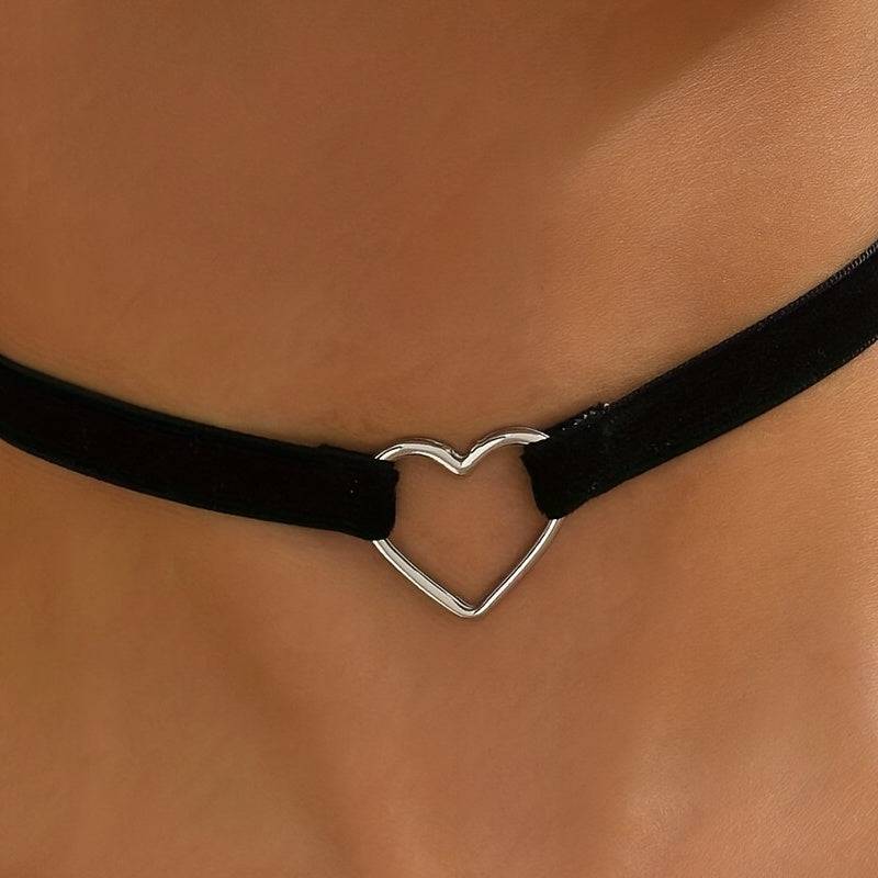 Stilvolles Punkseil mit breitem schwarzen Choker-Halsband (Herz-Liebesanhänger)