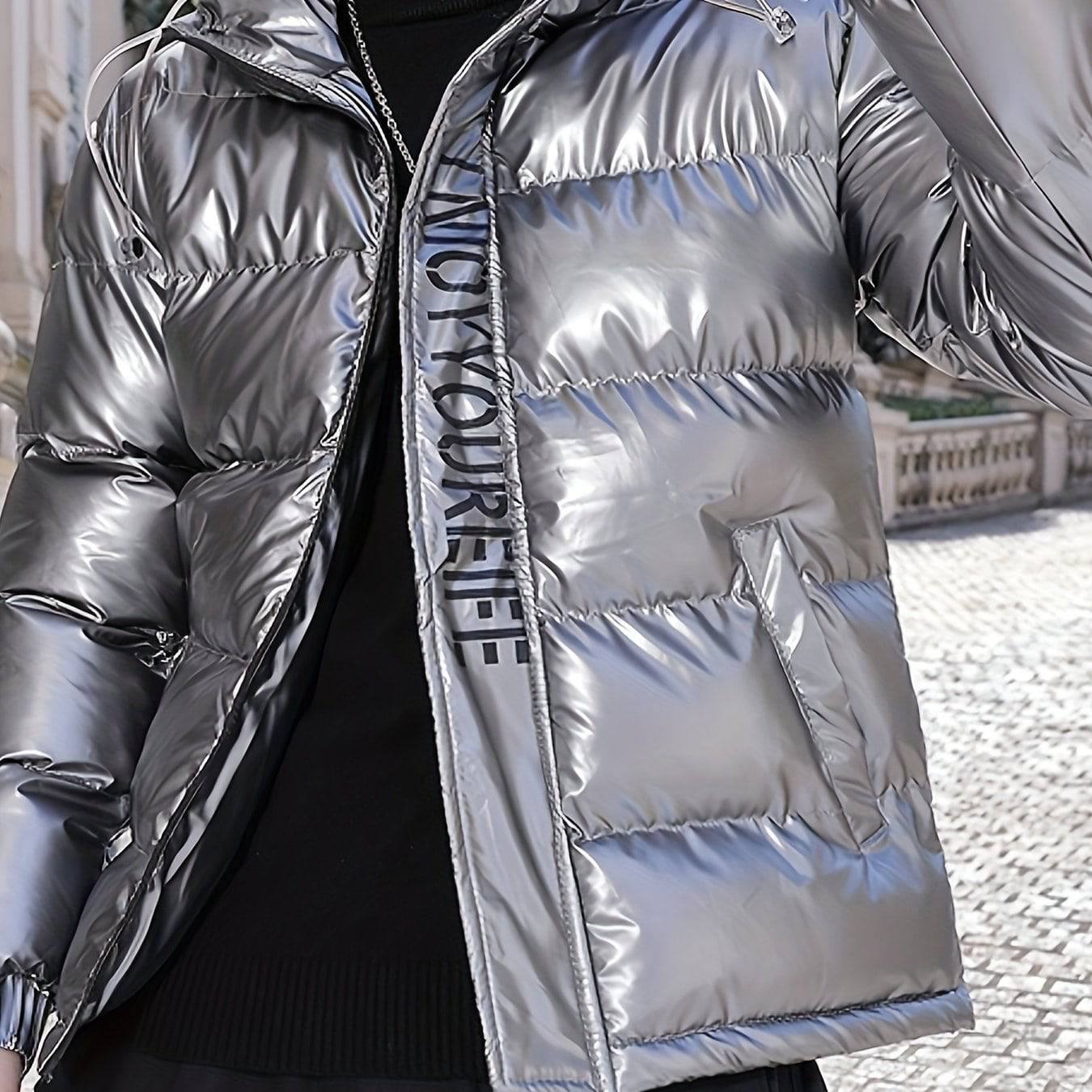 "Warm & glänzend: Stylischer Herrenmantel für Herbst & Winter"