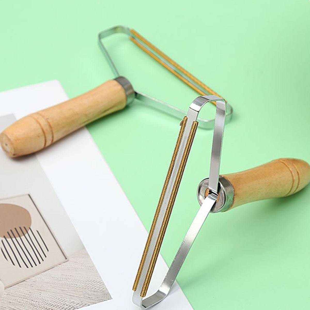 Verbesserter tragbarer Fusselentferner für Kleidung und Teppiche.