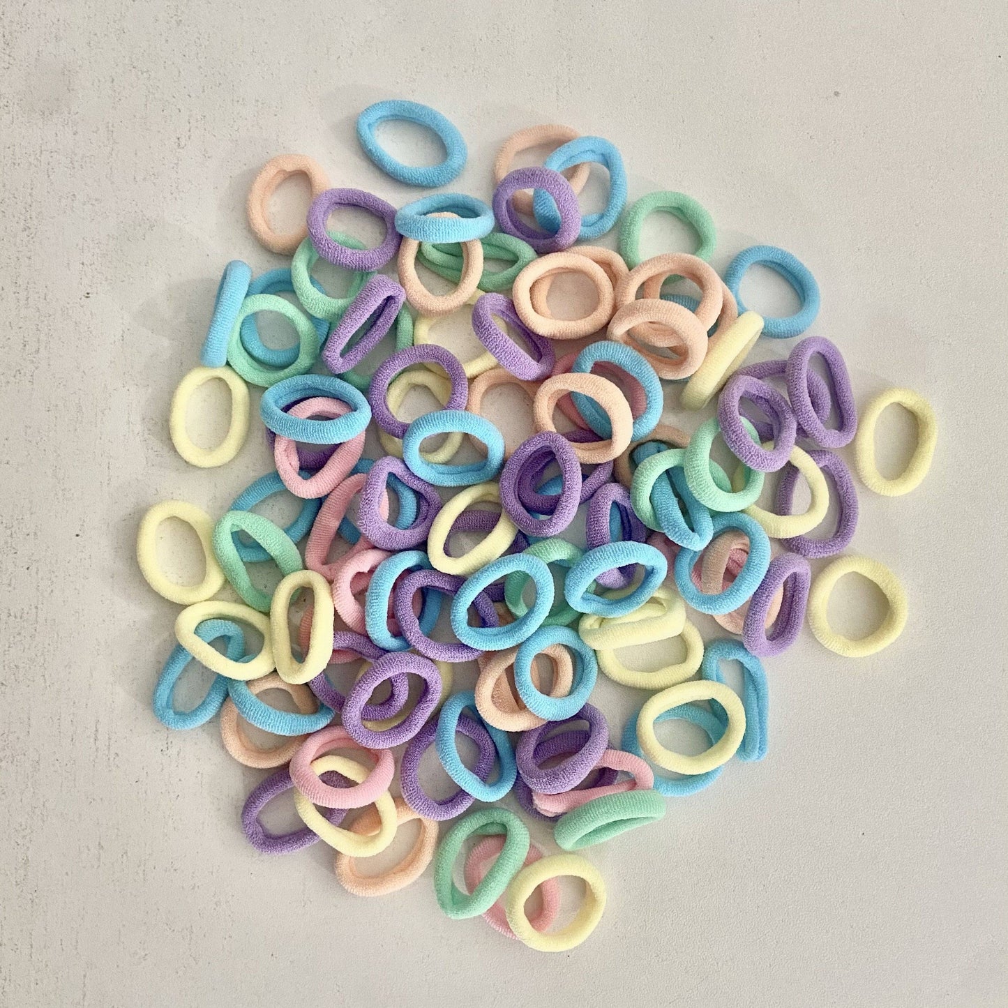 100 Bunte Basic Haargummis für Teenager-Mädchen: Trendige Pferdeschwanzhalter.
