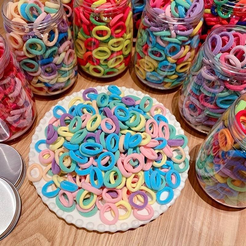 100 Bunte Basic Haargummis für Teenager-Mädchen: Trendige Pferdeschwanzhalter.
