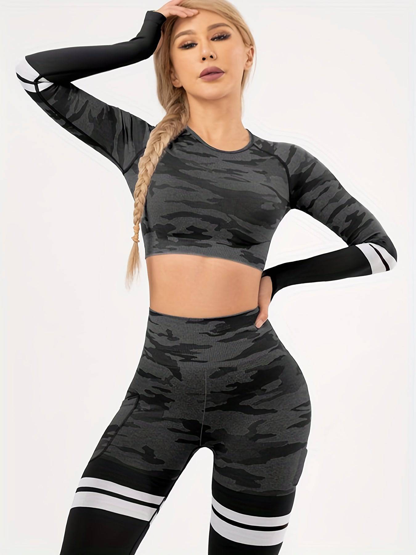 Tarnmuster Yoga Sport Set - Trendiges Outfit mit gestreiftem Langarm-Crop-Top und high-waist Leggings. Ideal für Fitness und Yoga.