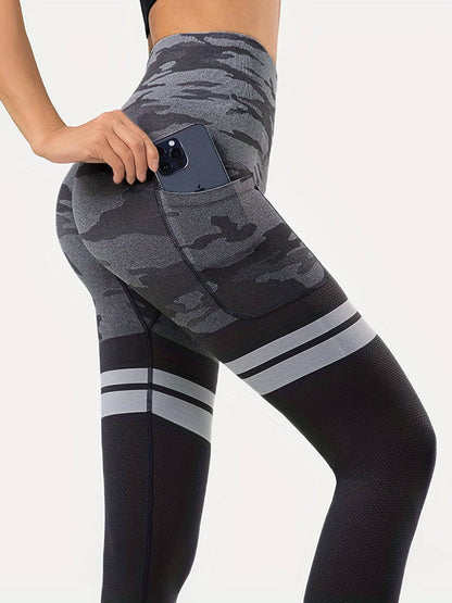 Tarnmuster Yoga Sport Set - Trendiges Outfit mit gestreiftem Langarm-Crop-Top und high-waist Leggings. Ideal für Fitness und Yoga.