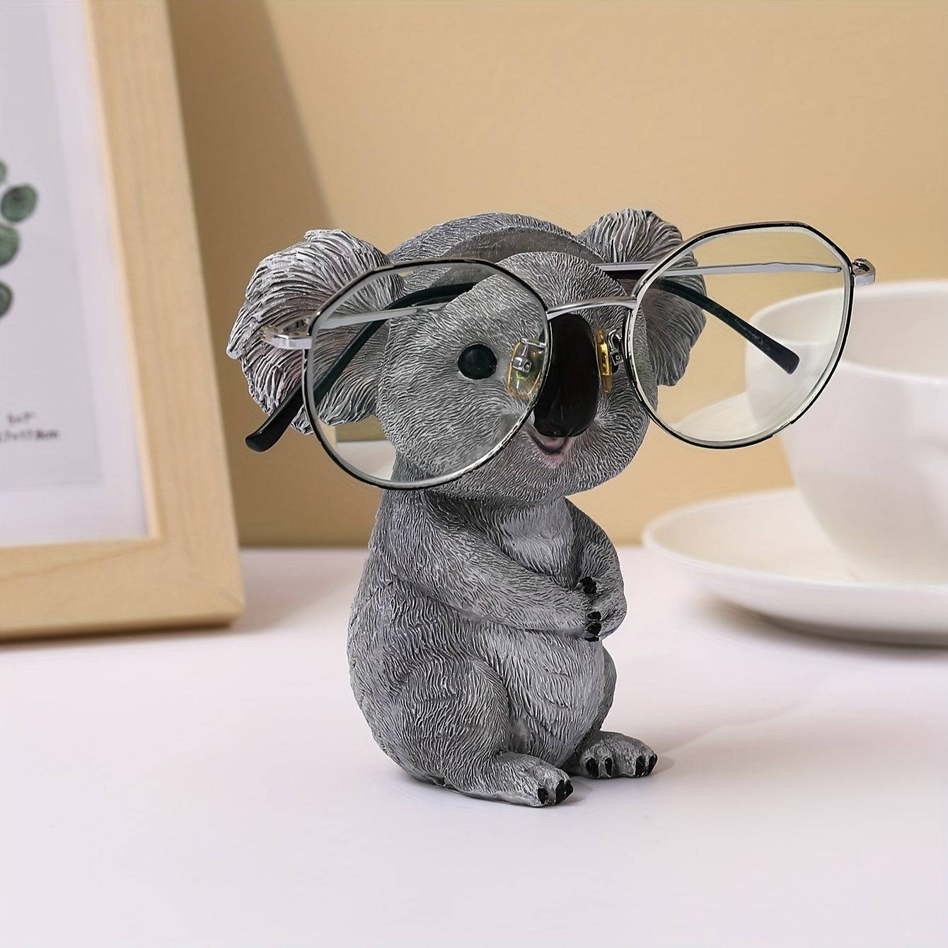 1pc Koala Ornament - Brillenhalter, Harzstatue für Bücherregal Wohnzimmer Büro Cafe Dekor, Winter Weihnachten Neujahr Dekor. 

Neuer Titel: Koala Ornament - Brillenhalter, Harzstatue für vielseitiges Wohnraumdekor.